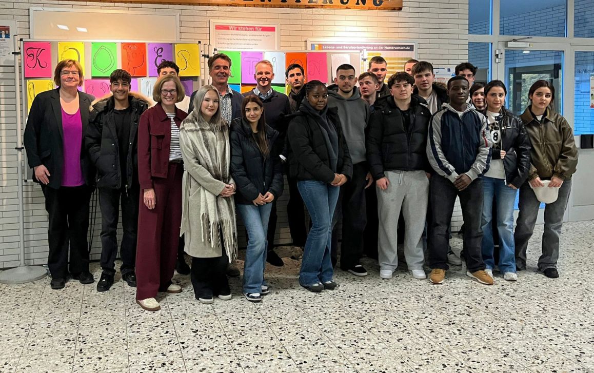 Schülerinnen und Schüler bei der Vertragsunterzeichnung am 06.11.2025 in der Masbruchschule